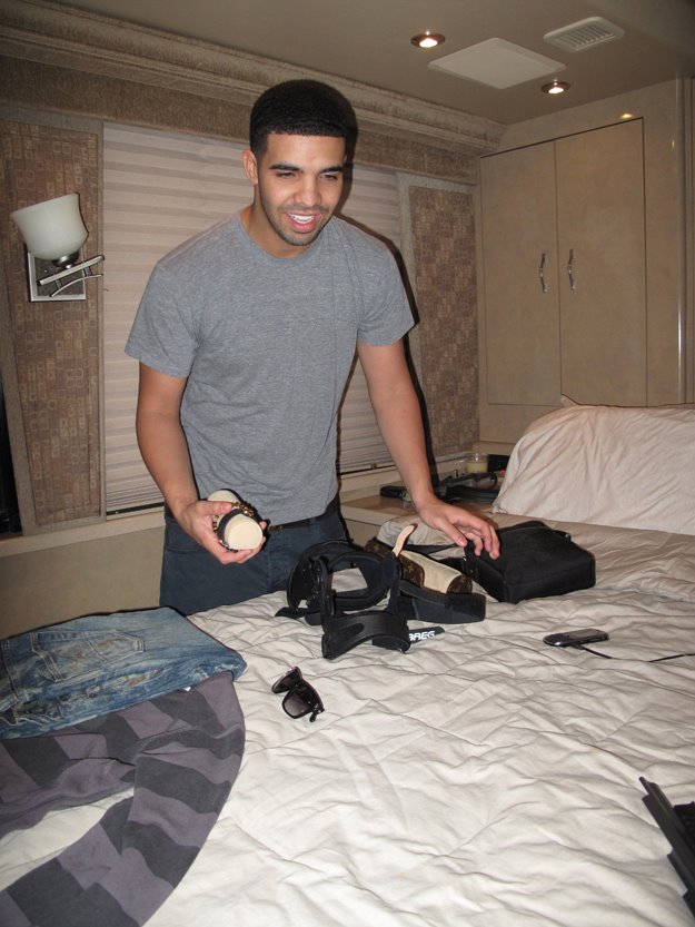 drakegettingdressed